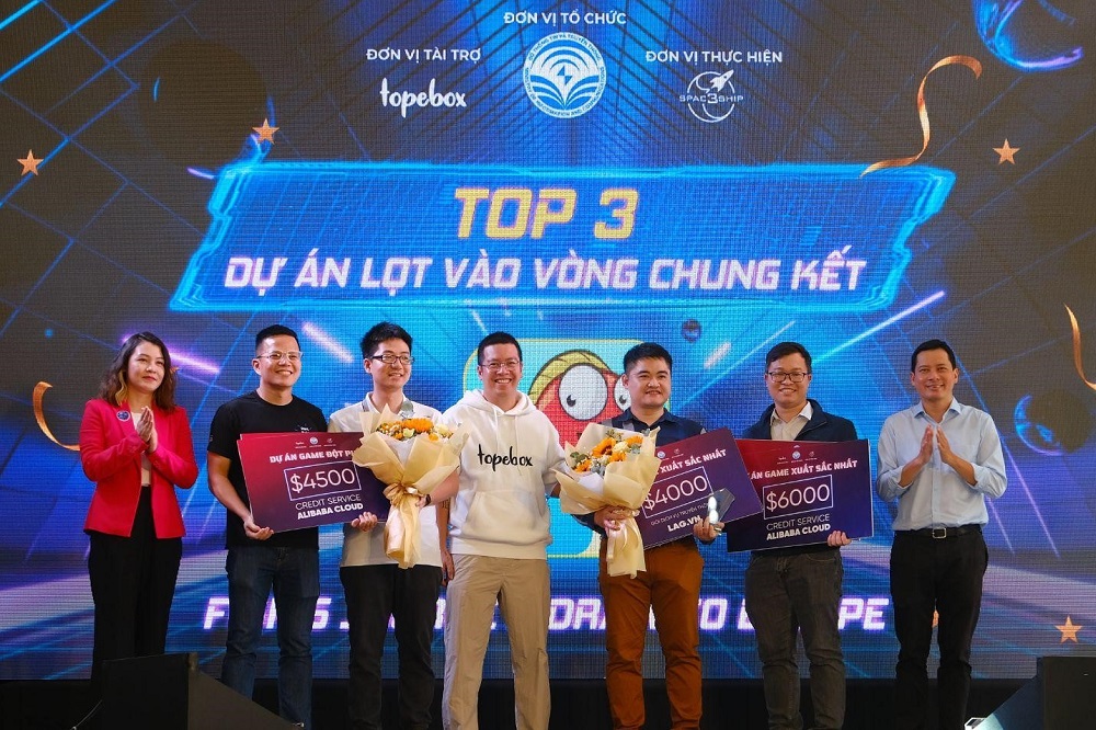 Ban tổ chức trao giải thưởng cho Top 3 dự án xuất sắc nhất của cuộc thi Tìm kiếm dự án Game tiềm năng.