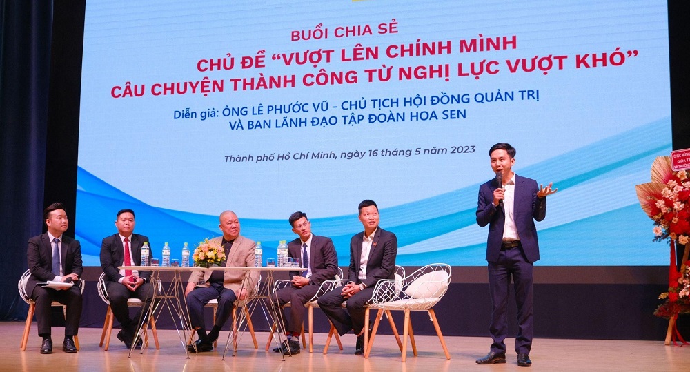 Ông Tăng Văn Dũng (thứ 4 từ trái sang) và ông Nguyễn Văn Quang (thứ nhất từ phải sang) chia sẻ trải nghiệm thực tế dưới góc nhìn của cựu sinh viên TDTU.