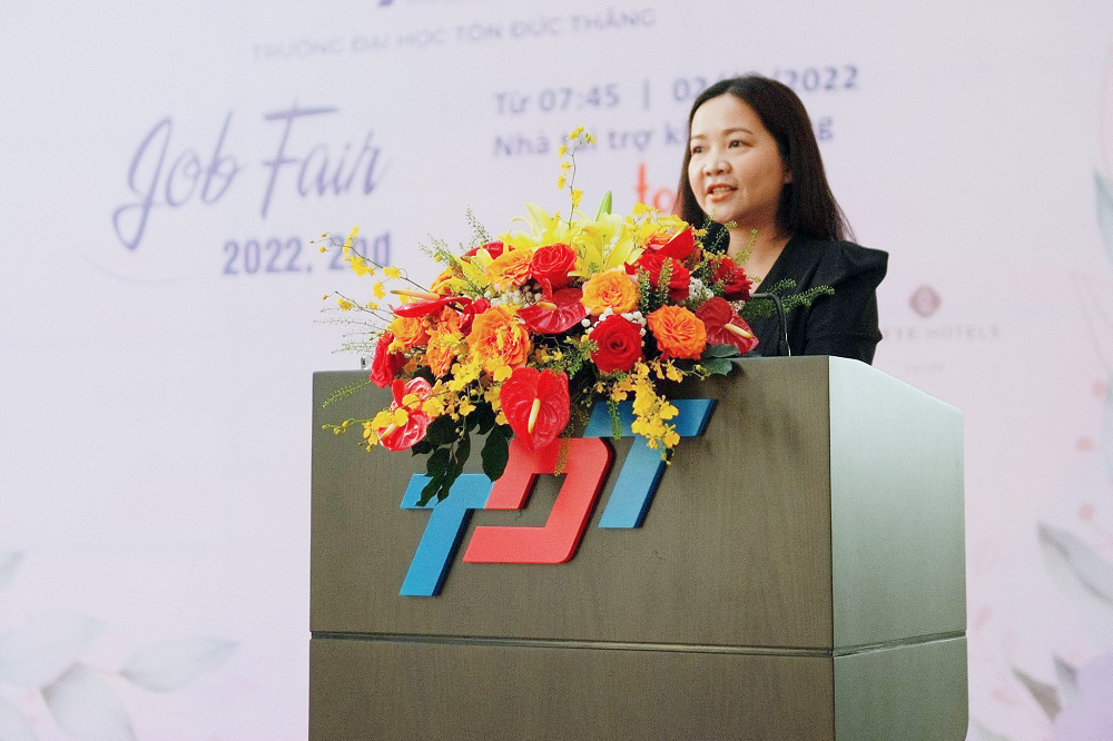 Bà Nguyễn Phạm Linh Chi đại diện các doanh nghiệp tài trợ phát biểu trong lễ khai mạc.