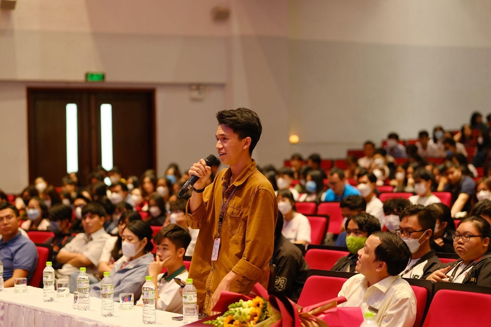 Diễn giả Hoàng Nam Tiến chia sẻ kinh nghiệm khởi nghiệp và dẫn dắt đội ngũ.