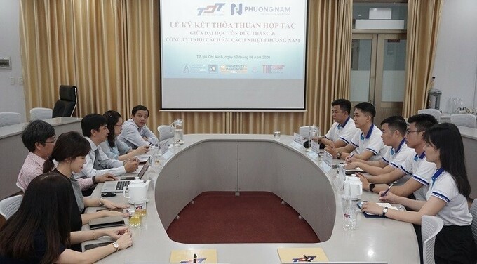 Các đại diện Công ty TNHH Cách âm Cách nhiệt Phương Nam và Đại học Tôn Đức Thắng trao đổi thông tin tại buổi ký kết.