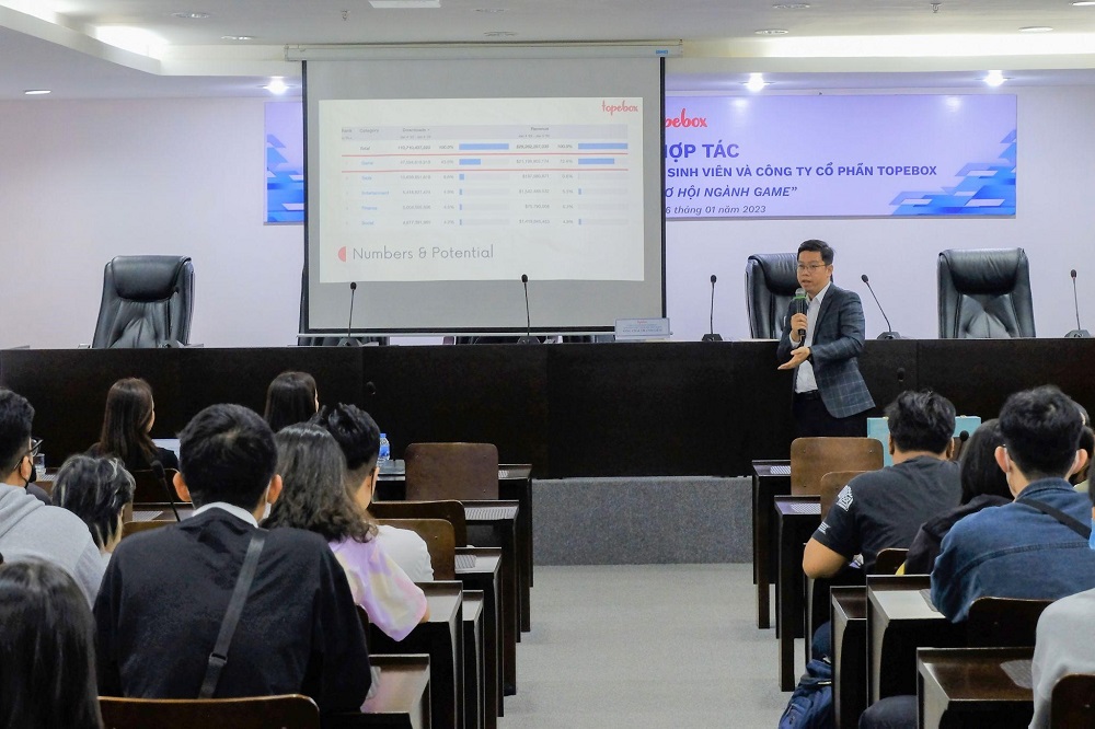 Diễn giả Thái Thanh Liêm trình bày về "Tiềm năng và cơ hội ngành game"