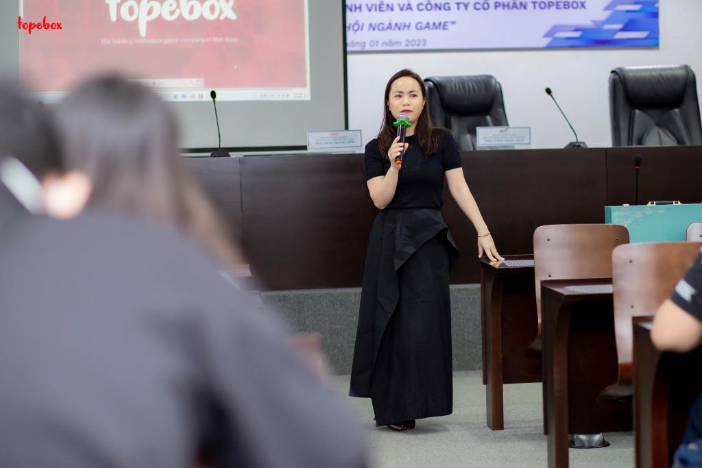 Diễn giả Nguyễn Đặng Quỳnh Anh chia sẻ những vướng mắc từ các bạn sinh viên.