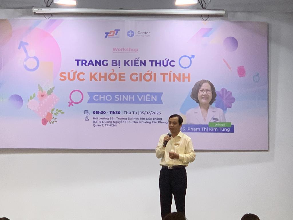 Thầy Tăng Khắc Quý - Phụ trách Trung tâm HTDN & CSV phát biểu.